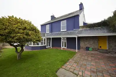 Delightful 6 Bedroom Cottage with Log Burner & Great Views