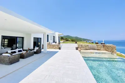 Image de Prestigious villa at the water's edge - Pietracorbara