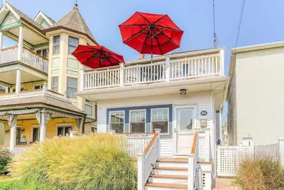 Image de Ocean View Beauty - 1 Block From Beach!