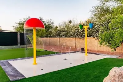 Image de Splash Pad, Heated Pool, Hot Tub, Kid's Dream Yard