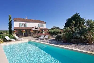 Image de Spacious farmhouse with private heated pool, sleeping up to 8.