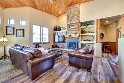 Image de Hike, Swim, Relax: Show Low Resort Cabin w/ Deck