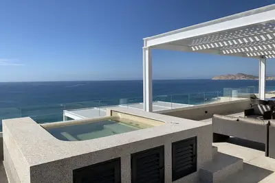 Image de Spectacular 3 bedroom Ph condo with massive terrace and panoramic ocean views.