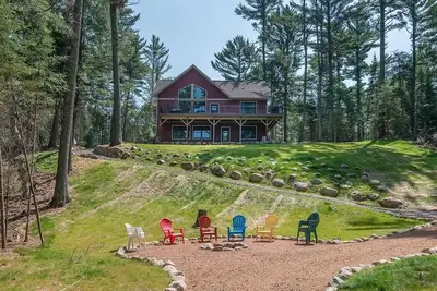 Image de New & Cozy Cabin on Lake Content w/ 170' of Sand/Swimming Frontage!
