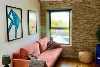 Image de An airy and stylish apartment in old Llantrisant