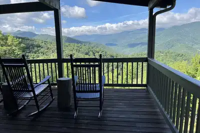 Image de Million Dollar views from 360 wrap-around porch