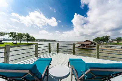 Image de Cedar Creek Lake: Retro Lake House on Cove w\/ Party Deck & Full Water View!