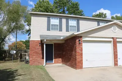 Image de Spacious 3 bedroom w\/garage - Less than 2 miles to campus - On RazorbackGreenway
