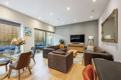 Image de Large Modern 1 Bedroom Apartment (767 sq ft) in a New Build