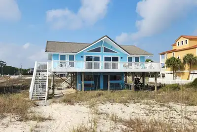 Image de Beachfront with large sundeck!