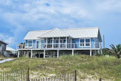 Image de Beachfront! All new 2024 renovation! Just steps from the beach!