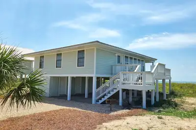 Image de Beachfront with expansive open and covered decks!