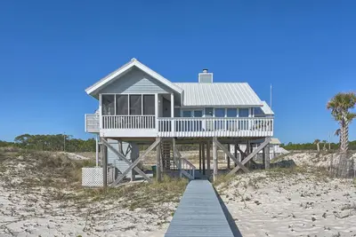 Image de Beachfront! Large sundeck with screened in porch!