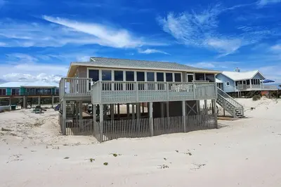 Image de Beachfront! Large sundeck and screened in porch!