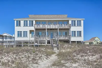 Image de Beachfront! Great family rental with room for everyone!