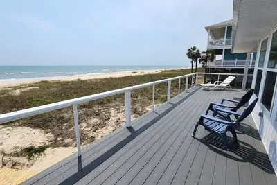 Image de Beachfront with large sundecks!