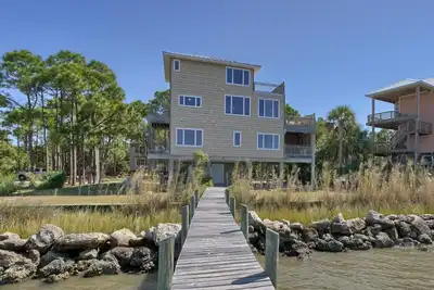 Image de Bay Front With Private Dock! Hot Tub!