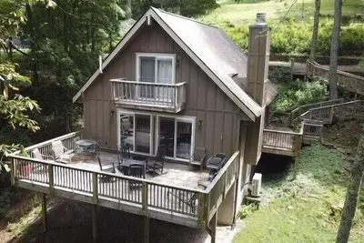 Image de Little Fox Cabin - Wolf Laurel, Hot tub, 4 bdm, 2 bath, cozy mountain escape!