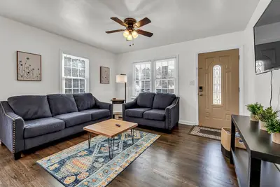Image de Bright 3 bedroom House, near Unc Campus and Medical Centers!