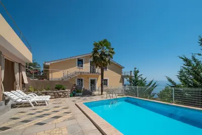 Image de Joli appartement avec climatisation, Wifi, piscine, Tv, terrasse, animaux admis et parking