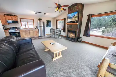 Image de Rocky Mountain Retreat 1b - 1 bedroom attached cabin with personal hot tub