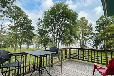 Image de Under the Pines on Lake Livingston- Beautiful Water View!