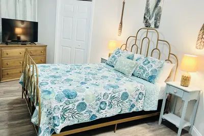 Image de 2 bd 1 bath home - King bed - close to beaches&downtown - backyard with firepit