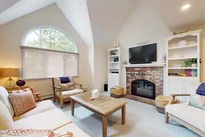 Image de Inviting dog-friendly home with furnished deck & firepit, near golf