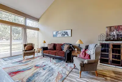 Image de Inviting townhouse with fast WiFi, patio & access to pools, golf, tennis & gym