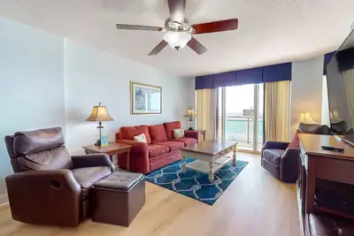 Image de Beachfront getaway with furnished balcony, pools, hot tub & fitness room