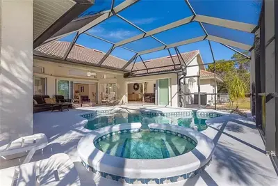 Image de Large house with heated walk-in pool near beaches!