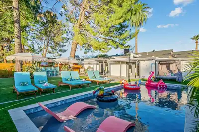 Image de Superb Location! Close to Superbowl & Scottsdale - Heated Pool- TikiBar & Gym