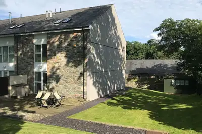 Barn End, 9 Stad Clynnog, pet friendly, with a garden in Newborough