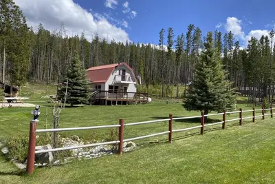 Image de Georgetown Lake Cabin. Recreation out the backdoor.