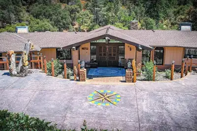 Waterfall View Retreat near Yosemite with Spas