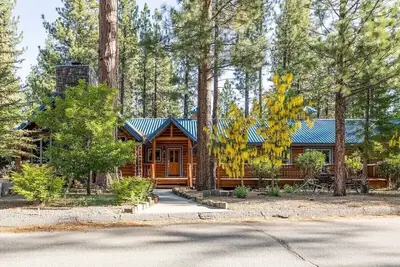 Image de Luxury Log Cabin ~ with game room minutes away from Snow Summit Slopes