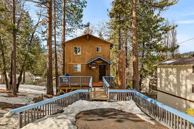 Image de Cozy home with wood-burning fireplace, WiFi, game room, deck, & washer\/dryer