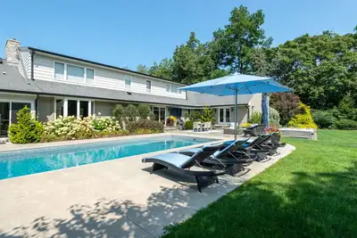 Image de Swimming Pool, Hot Tub, Fire Pit & Game Room North Shore Drive!
