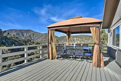 Image de Luxe Escape w/ Decks, Mtn Views, Game Room!