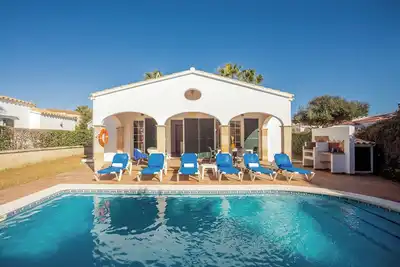 Image de Villa El Pinar 5 avec piscine, Wi-Fi, climatisation, terrasses, et jardin.