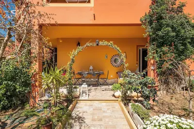 Image de Maison \"Appartamento in Villa Gelsomino\" avec vue sur les montagnes, jardin, climatisation et Wi-Fi.