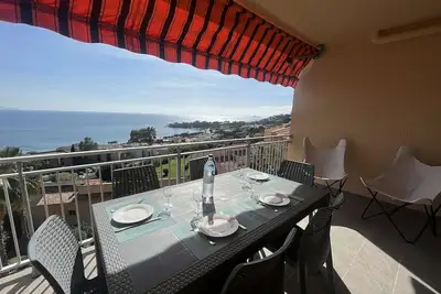 Image de Charmant studio, climatisé, plages à 350m, grande terrasse
