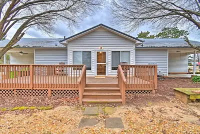 Image de < 1 Mi to Downtown Lillington: Home w/ Deck