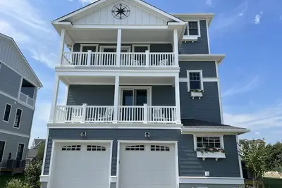 Image de Brand New Construction with a Private Pool, Water Views, & Parking for Four!