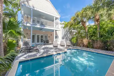 Image de ★Welcoming Family Vacation Gated home★with private heated pool and Patio