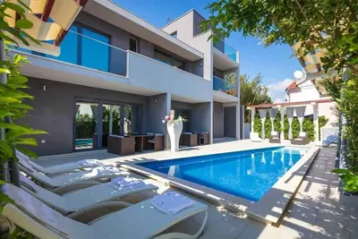 Prestige Vacation Villa With Gorgeous Pool And Bbq Area