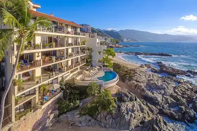 Image de Truly Beachfront! No bar, restaurant or public promenade in front of you…