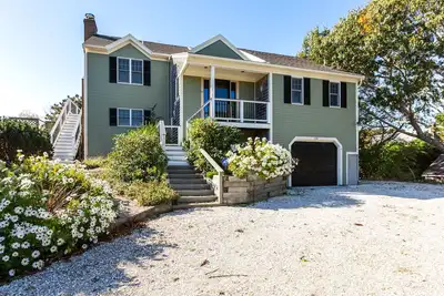 Image de Private three bedroom home in the west end with beautiful views! Rpsh004
