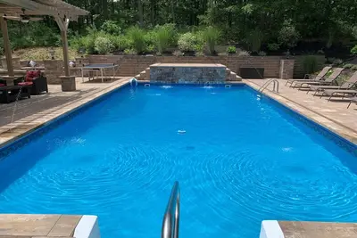 Image de Resort like Backyard-Pool, Putting green, Outside Kitchen, Fire Pit, Bar, Lounge