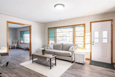 Image de Remodeled Bloomington Home Across From Park